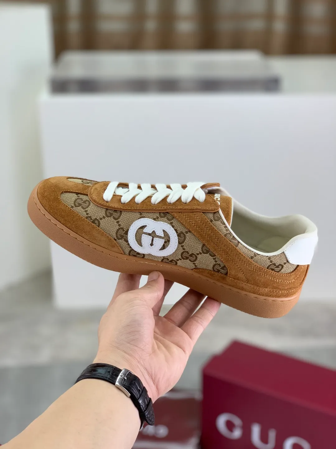 Men's shoes 💰P562 New GUCCI classic design moral training element catwalk model, matching version of top quality moral training shoes for men and women. Epoxy logo process is concave and convex, matching oil edge technology, punched cowhide cloth surface, suede cowhide surface splicing, breathable and not stuffy, the original overlasted shoe model is comfortable on the feet.  Fabric: Matched leather + cloth + mesh Lining: Water-dyed sheepskin Foot: Water-dyed sheepskin Outsole: Original molded TP matching environmentally friendly material Packaging: Top counter full set of packaging Female 35-42 (Female 41.42. Customized) Male 39-46 (46 customized)